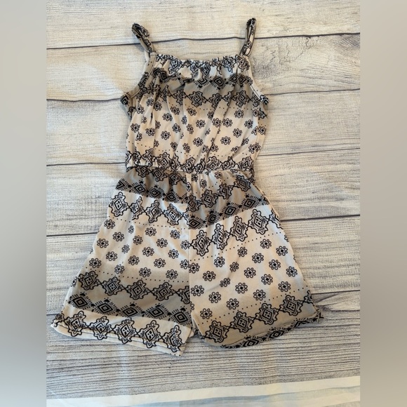 CONEY ISLAND Stylish Patterned romper/size 7-8 - Picture 6 of 10